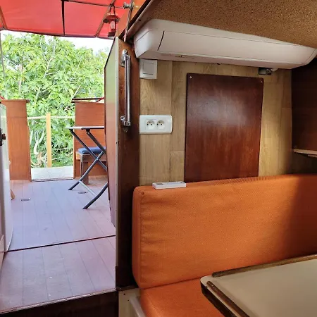 Bateau Sur Terre Hotel na wodzie *